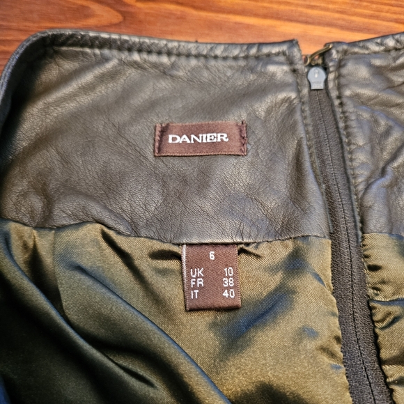 Danier leather skirt. Olive green. Never worn. Size 6 - Picture 4 of 4